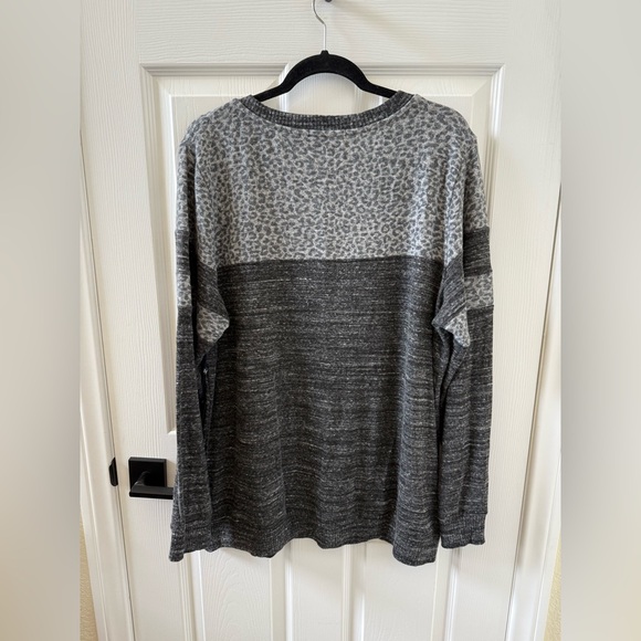 Laila Jayde Gray and Black Patterned Top - Picture 2 of 6